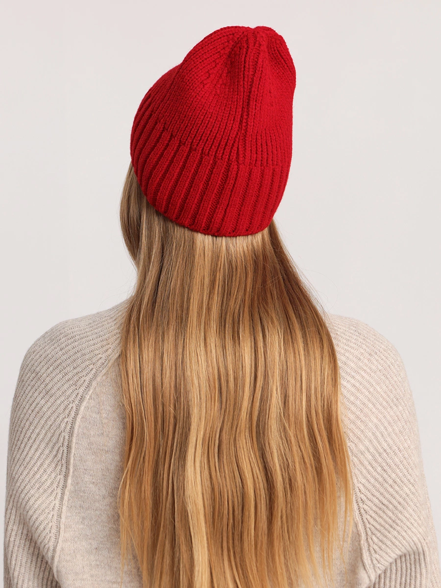 Красная вязаная шапка-бини